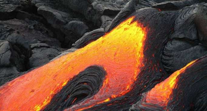 Autoridades de Hawái evacúan a miles de residentes por brotes de lava