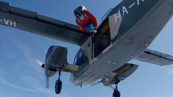 Salta en paracaídas y en instantes el avión se estrella con su hijo adentro