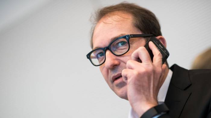 Dobrindt beklagt "Anti-Abschiebe-Industrie"