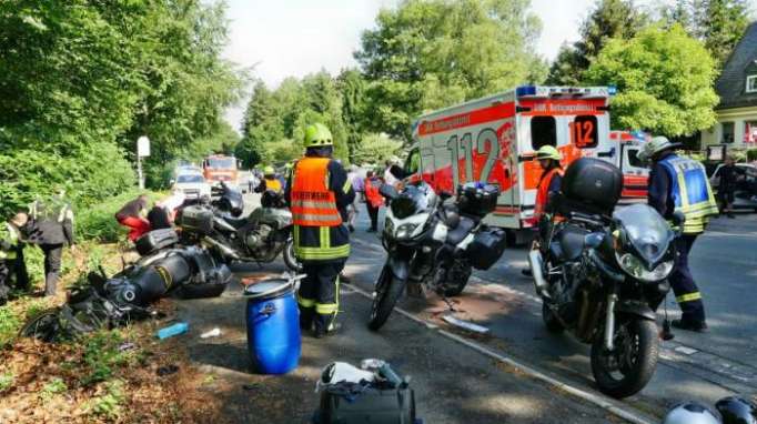 81-Jährige fährt ungebremst in Gruppe von Motorradfahrern