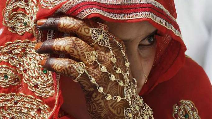 Condenan en Reino Unido a una mujer por forzar a su hija adolescente a casarse