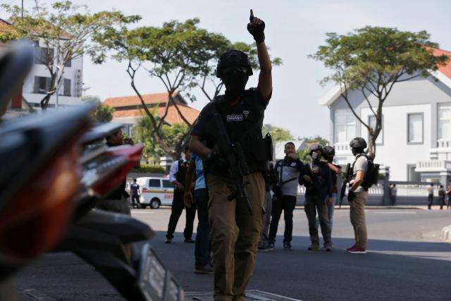 Suicide bomber on motorbike wounds police in Indonesia