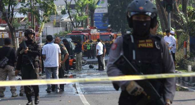 La Policía indonesia eleva el número de muertos y heridos en explosiones en Surabaya