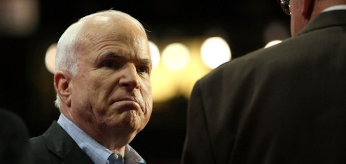 La Maison Blanche embarrassée après un commentaire sur John McCain