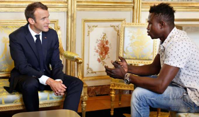 Emmanuel Macron concede la nacionalidad francesa al inmigrante maliense que salvó a un niño de caer de un cuarto piso