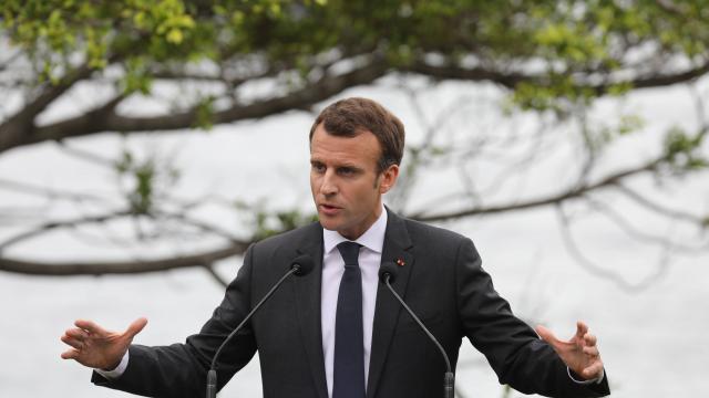 Macron signe plusieurs accords avec l