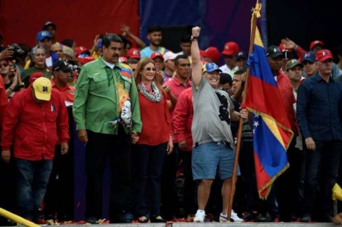 Maduro y opositor Falcón cierran campaña entre Maradona y Rubén Blades