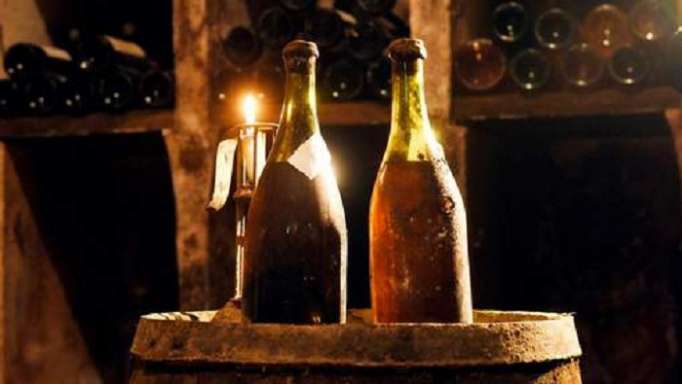 Une bouteille de vin jaune de 1774 achetée 107.700 euros