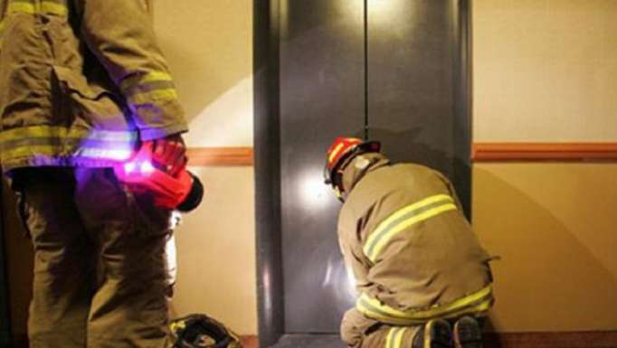 Bakıda 4 nəfər liftdə qaldı 