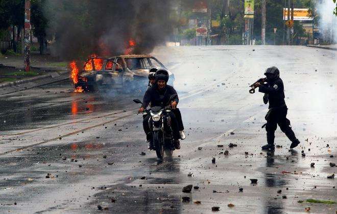 Una batalla campal en Managua fuerza la reactivación del diálogo