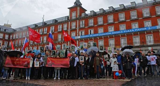 El Regimiento Inmortal marcha por las calles de Madrid