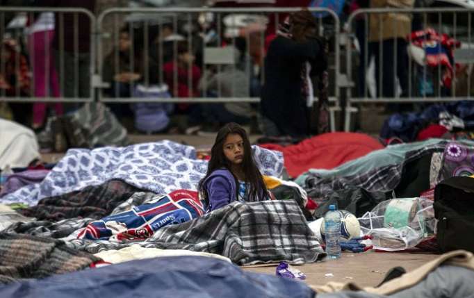 La caravana de migrantes desborda los recursos de la frontera de San Diego
