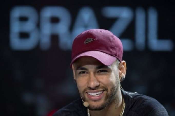 Neymar les pieds à Paris, la tête au Mondial