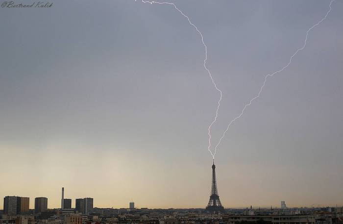 La imagen de la Torre Eiffel azotada por un relámpago