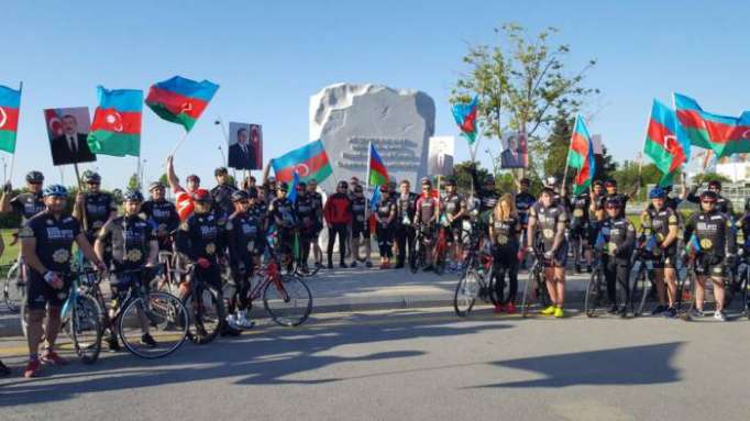 Bike ride dedicated to 100th anniversary of Azerbaijan Democratic Republic held in Baku - PHOTOS