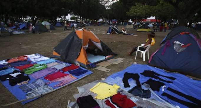 Inmigrantes venezolanos luchan por abrirse paso en un Brasil en crisis