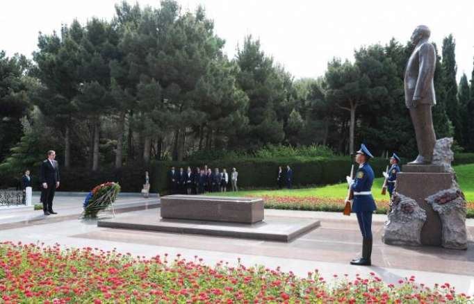 Le président serbe visite les allées d’Honneur et des Martyrs à Bakou - PHOTOS