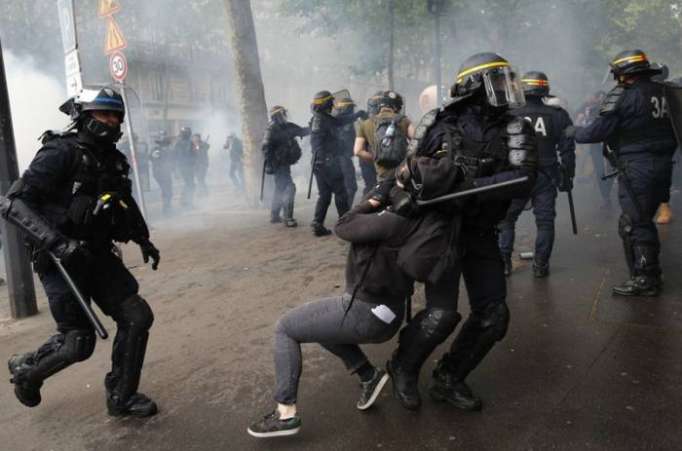 Canon à eau, lacrymogène, projectiles : incidents à la manifestation anti-Macron de Paris - VIDEO/PHOTOS