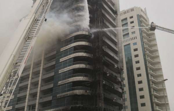 «مدني دبي» يسيطر على حريق في «زين تاور»