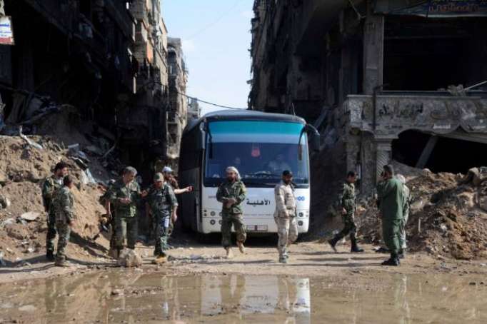 بدء إخلاء “مخيم اليرموك” جنوبي دمشق من المدنيين وعناصر “داعش” الإرهابي