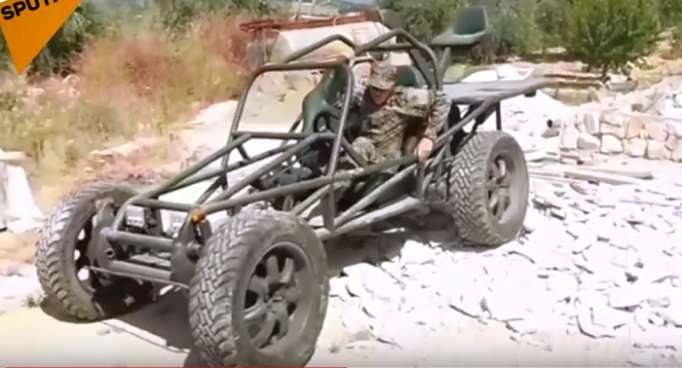 بالفيديو...سيارة سورية تبدع في دعم الجنود على جبهات ريف اللاذقية