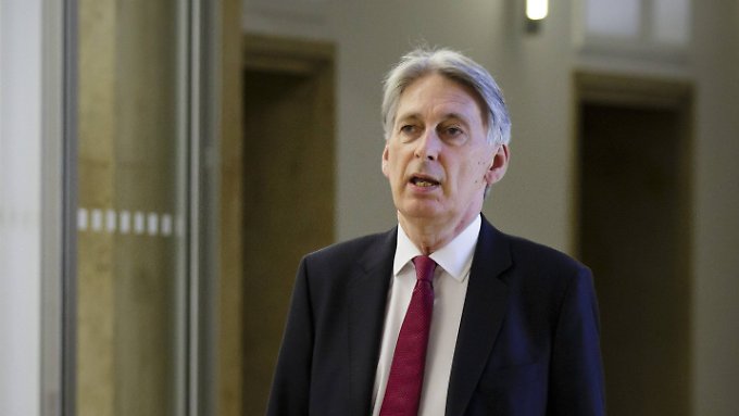 Finanzminister Hammond widerspricht Johnson