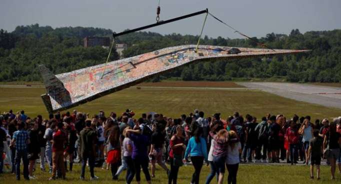 Le plus grand avion en papier créé aux États-Unis - VIDEO