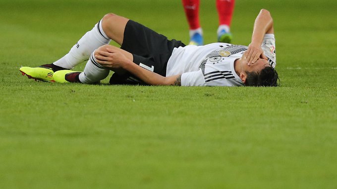 Özil zwackt es an Knie und Rücken