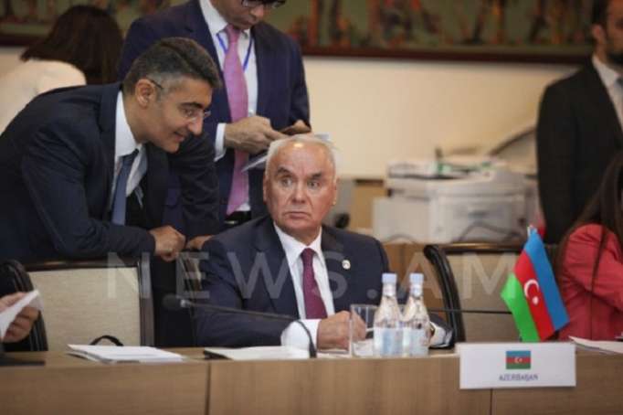 نائب وزير أذربيجان في يريفان - صور
