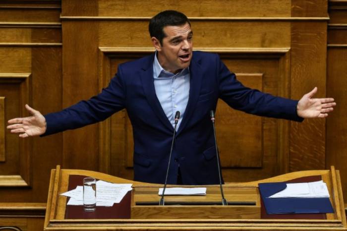 Tsipras salue un "accord historique" sur la dette grecque