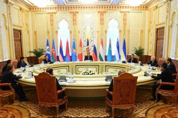Le président tadjik reçoit les premiers ministres et les chefs des délégations des pays de la CEI