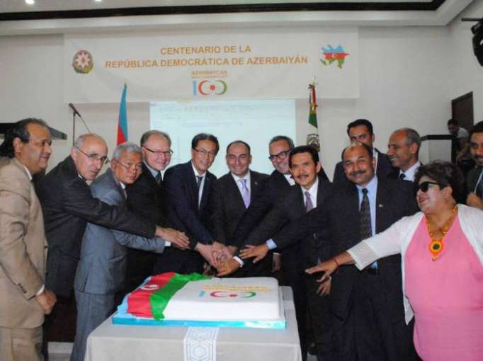 “Todo el mundo” partió el pastel de los 100 años de Azerbaiyán