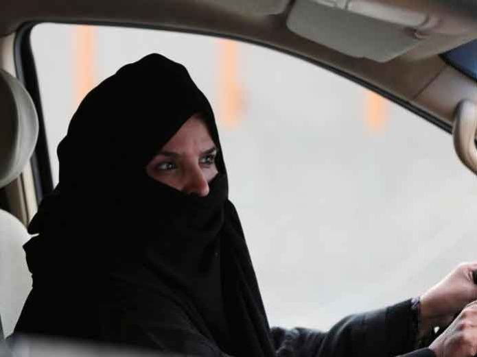 Arabia Saudita comenzó a dar licencias de conducir a mujeres
