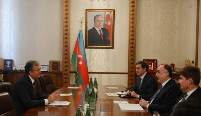 Canciller azerbaiyano recibe al embajador saliente de Serbia