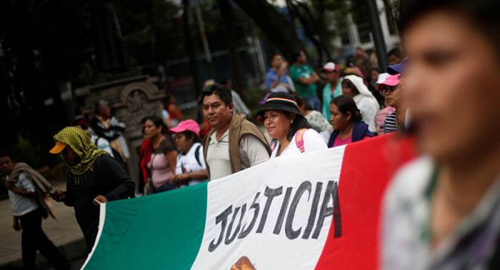 Familias de 43 desaparecidos exigen a presidente mexicano creación de comisión de verdad