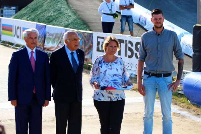 L’étendard des Championnats du monde de BMX présenté au représentant de la Belgique