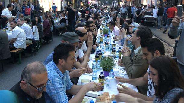 Iftar-Essen in "Klein-Istanbul" in Köln