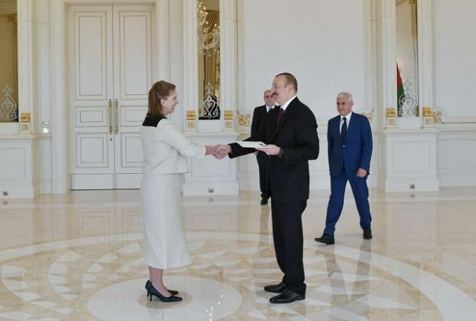 El presidente recibe las cartas credenciales de los flamantes embajadores - FOTOS