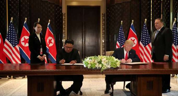 Donald Trump y Kim Jong-un firman un documento tras su histórica cumbre en Singapur