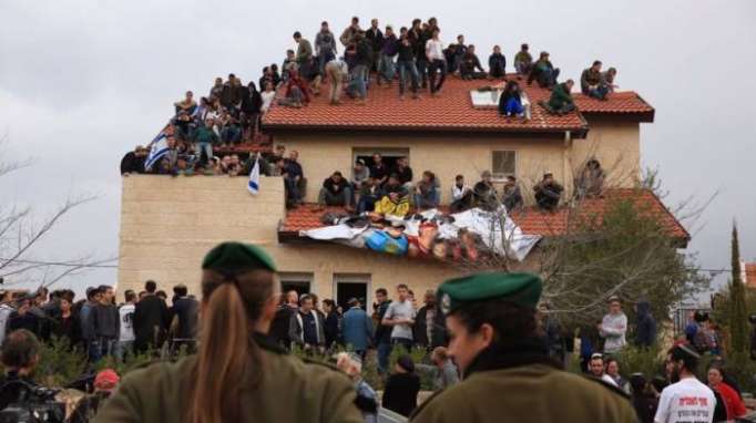 La Policía israelí evacúa parte de una colonia en Cisjordania por orden judicial