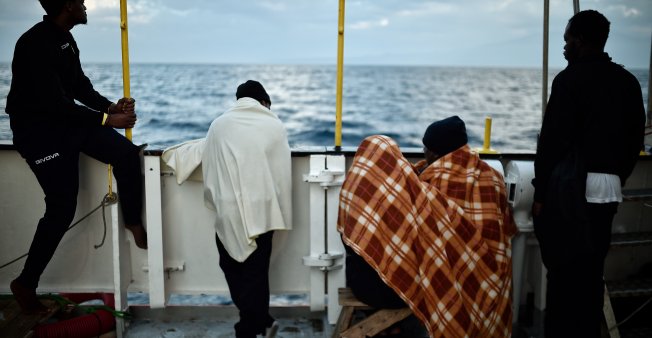 Stranded migrants: Italian ships join Aquarius in voyage to Spain