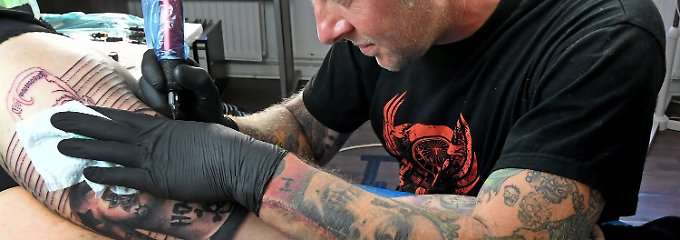 Gerichte entscheiden über Polizisten-Tattoos