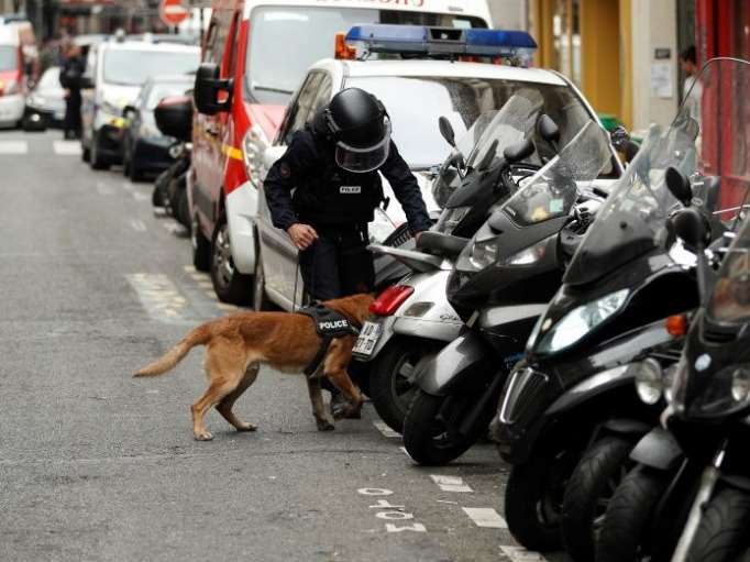 Hombre amenaza con bombas y toma rehenes en París