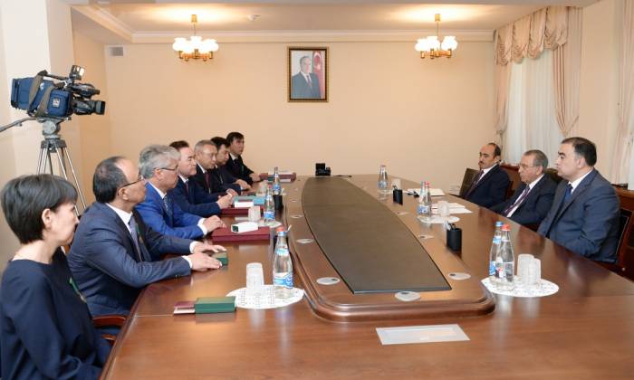 Leiter des Präsidialamtes Ramiz Mehdiyev trifft kasachische Delegation