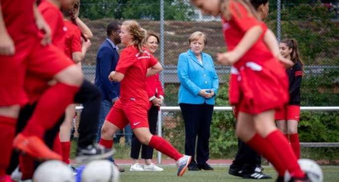 Rote Karte: Kanzlerin Merkel gehört „vom Platz gestellt“