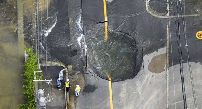Sube a 4 muertos y 375 heridos el número de víctimas del terremoto al oeste de Japón
