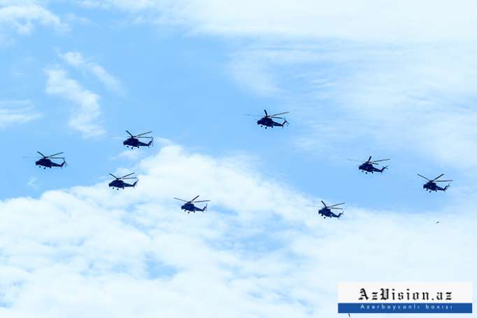 Militärhubschrauber von Aserbaidschan führen die Flüge über Baku zur Vorbereitung der Parade fort