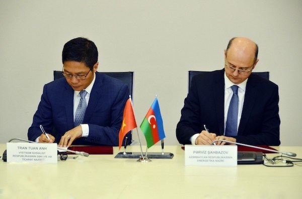 Vietnam y Azerbaiyán intensificarán cooperación en sectores de energía y petróleo