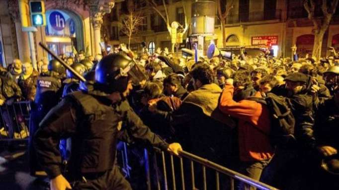 Independentistas catalanes reciben a Felipe VI con protestas