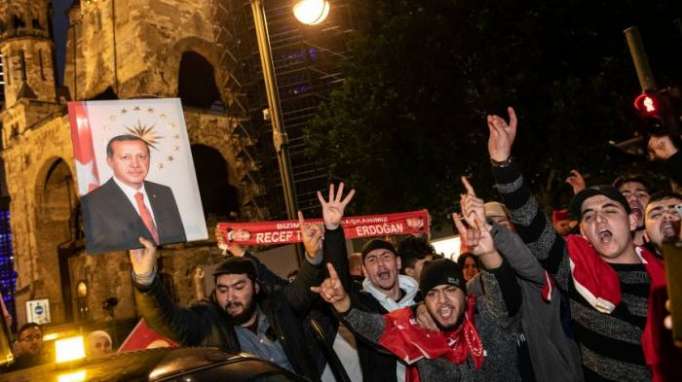 Özdemir kritisiert Erdogan-Anhänger in Deutschland